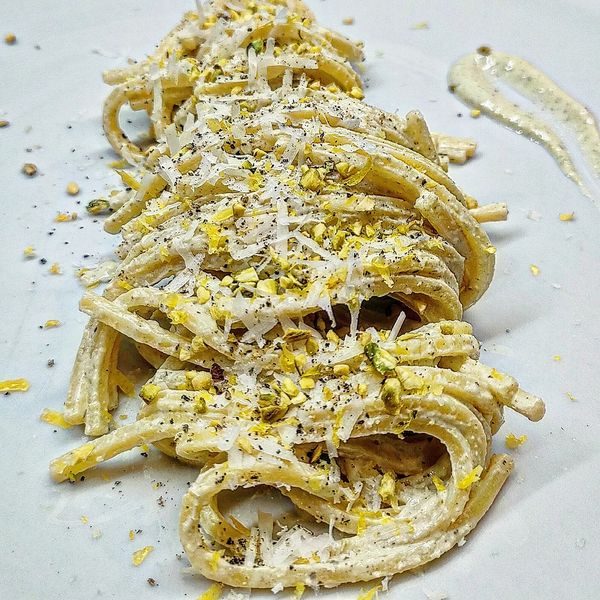 SPAGHETTI ALLA CHITARRA TRA LE NOTE DELLA CREMA DI RICOTTA PISTACCHI E