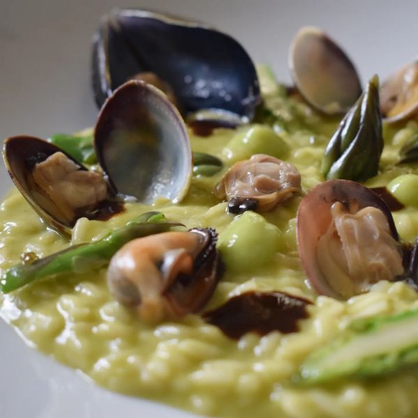 Risotto Agli Asparagi Con Cozze Vongole E Crema All Aglio Nero Al