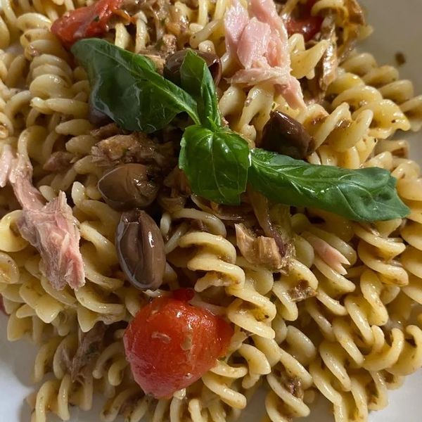 Fusilli Con Pesto Di Olive Taggiasche Pomodorini E Tonno Al Ta Cucina