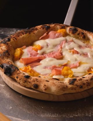 Pizza Con Pomodoro Giallo Cotto Fior Di Latte E Patate Al Ta