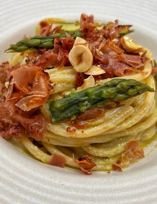 Spaghettone Con Crema Di Asparagi Stracchino Nocciole E Crudo