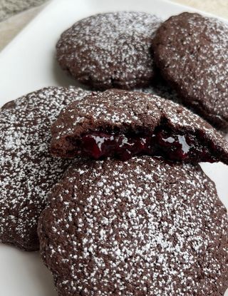 Biscotti Al Cacao Con Composta Di Lamponi E Gelso Le Conserve Della