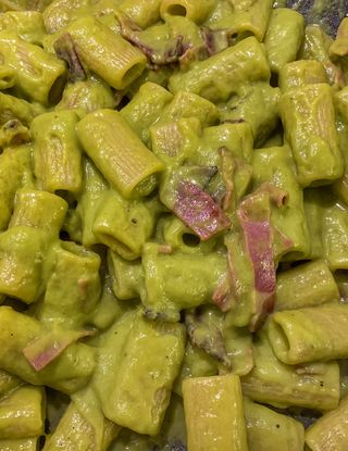 Rigatoni Con Crema Di Asparagi Fonduta Di Parmigiano E Speck Croccante