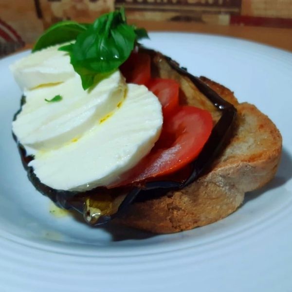 Bruschetta Con Melanzane Grigliate Pomodori Mozzarella Al Ta Cucina