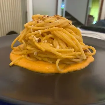Ricetta Spaghettoni con crema di peperoni e mandorle tostate di DàInCucina