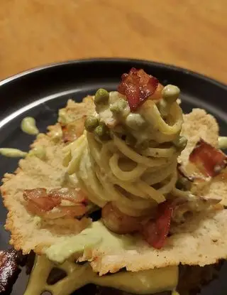 Ricetta Tonnarelli crema di pistacchi e stracciatella, piselli e guanciale croccante su cialda di pecorino di valerio94