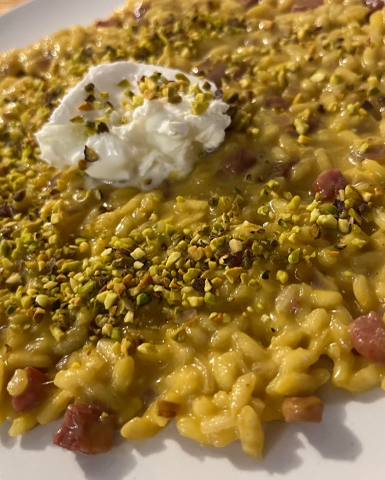 Risotto allo zafferano, mantecato con burrata di bufala, pancetta