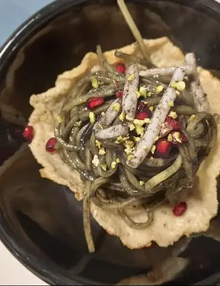 Ricetta Pasta al nero di seppia con seppie scottate, melograno e granella di pistacchio di valerio94