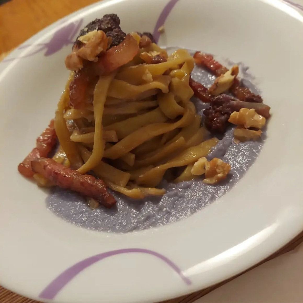Fettuccine con crema di cavolo viola, guanciale e noci