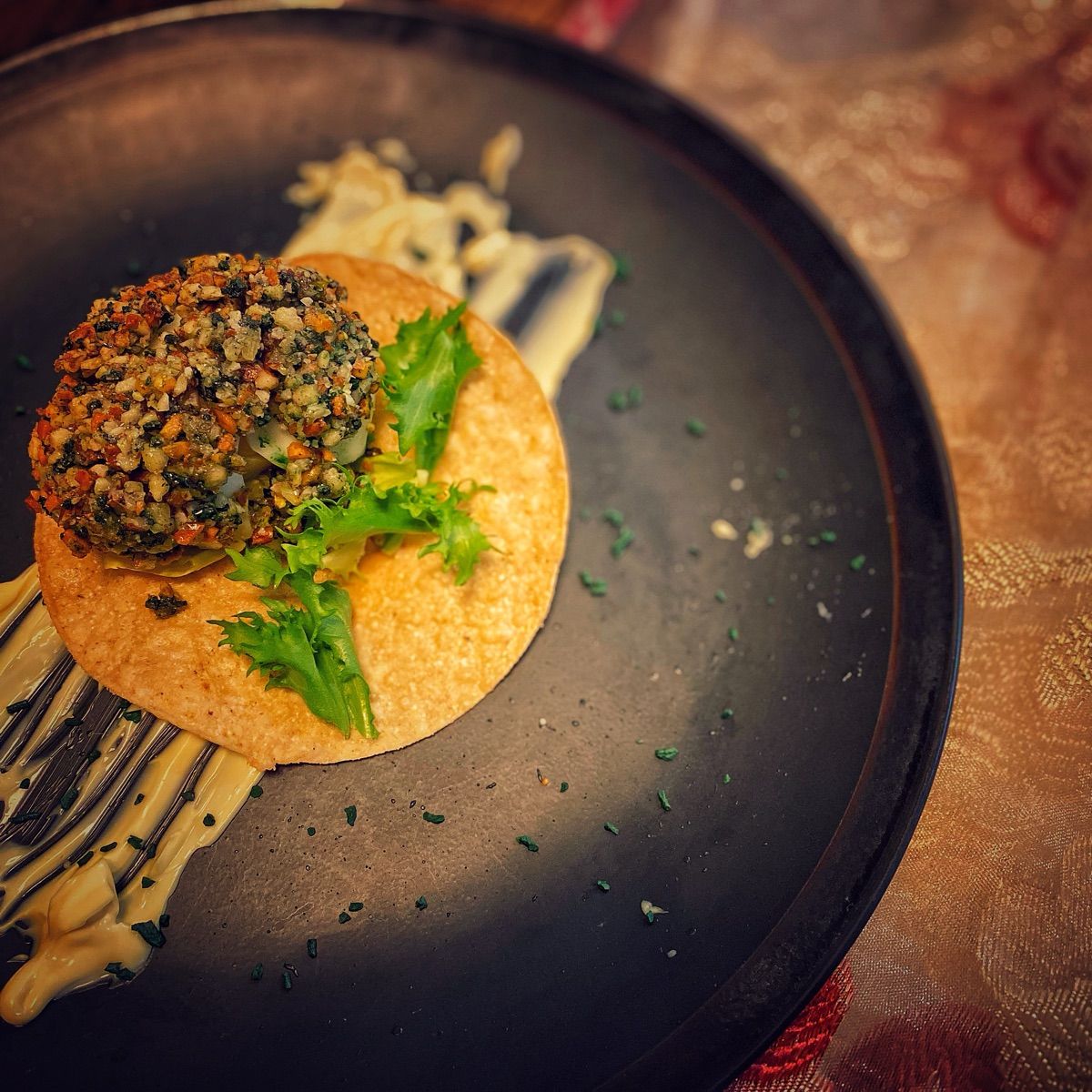 Uovo fritto in crosta di frutta secca e spirulina