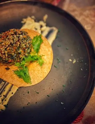 Ricetta Uovo fritto in crosta di frutta secca e spirulina di viaggiandomangiando