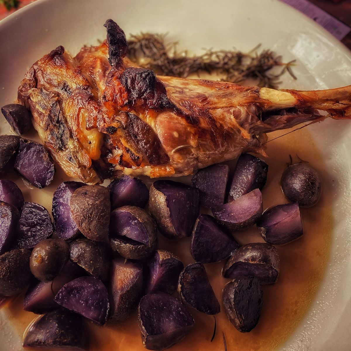 Agnello arrosto con patate viola