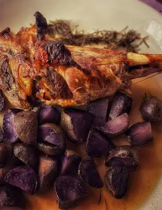 Ricetta Agnello arrosto con patate viola di viaggiandomangiando