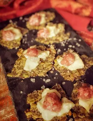 Ricetta Crackers di semi con gorgonzola e salsiccia di viaggiandomangiando