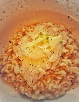 Risotto con midollo e carpaccio di baccalá - Al.ta Cucina ...