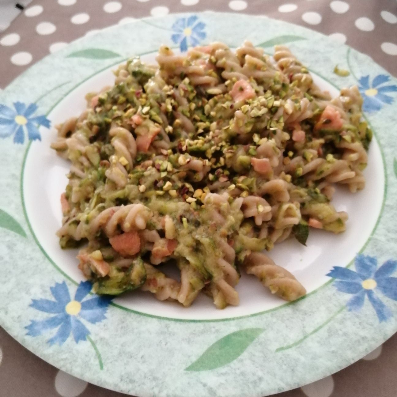 Fusilli integrali con zucchine, salmone e granella di pistacchi