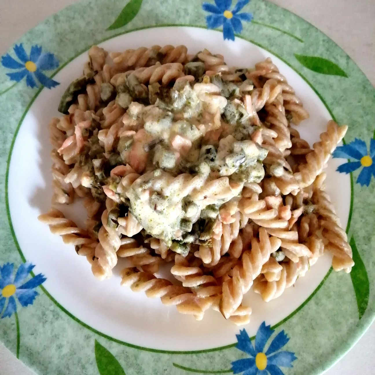 Fusilli con asparagi e salmone