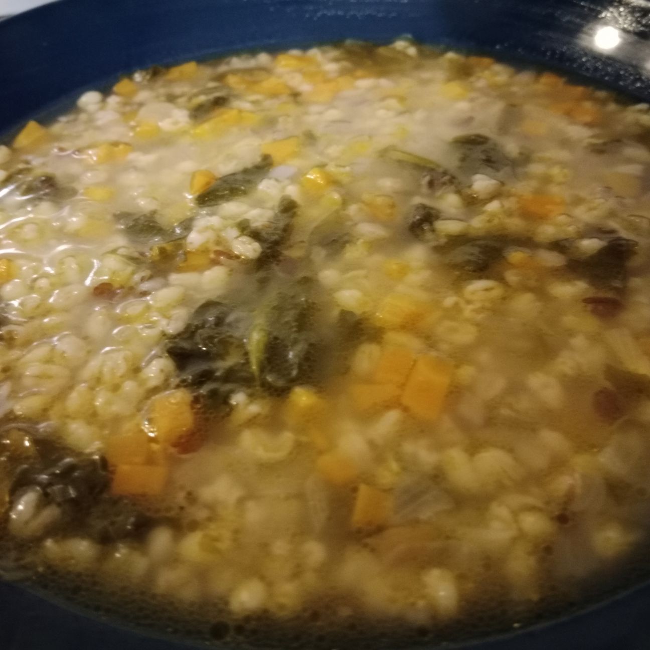 Zuppa di cereali, lenticchie, biete e cime di rapa