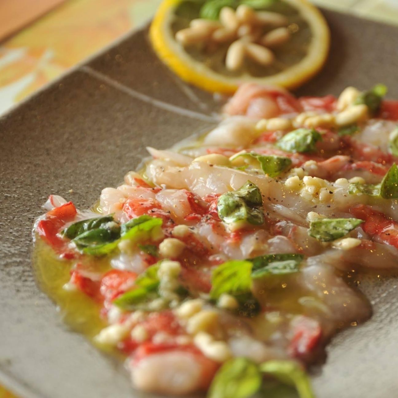 Carpaccio di gamberi con menta limone e pinoli