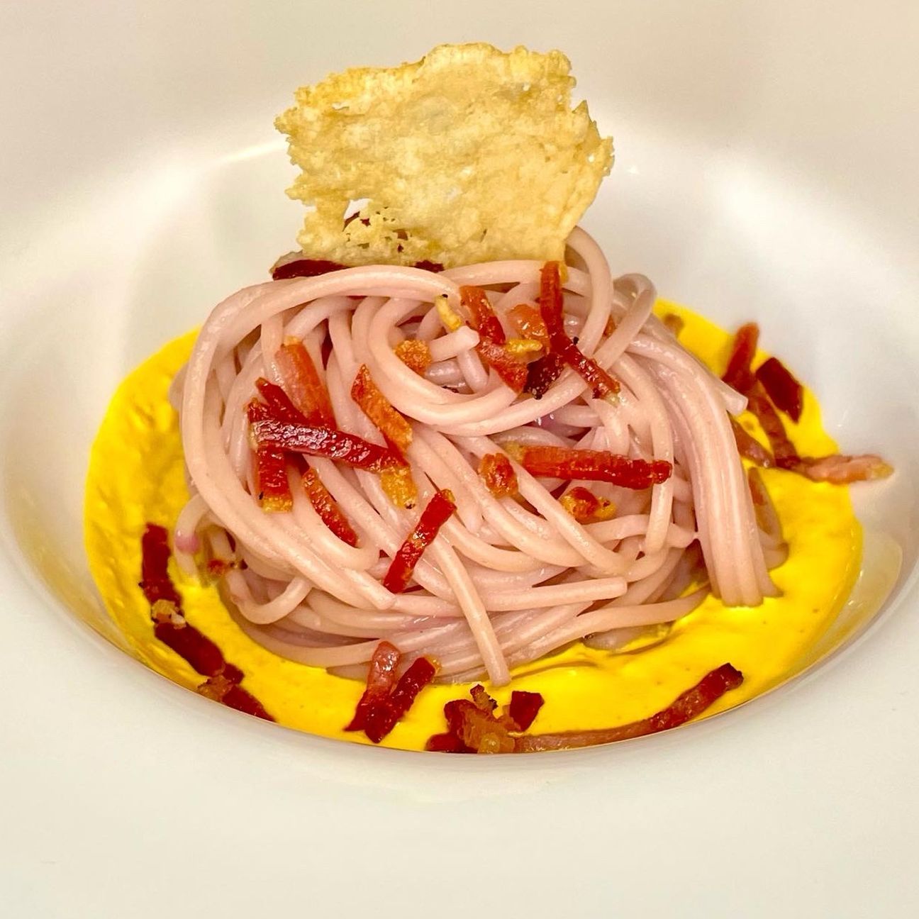 Spaghetti al cavolo viola, crema di zafferano e speck croccante