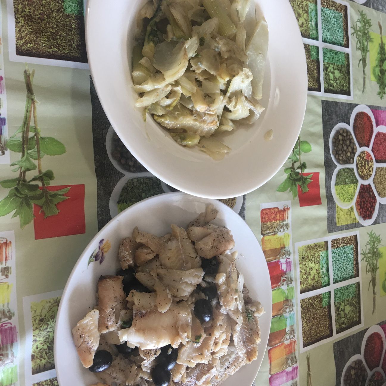 Finocchi mantecati con gorgonzola piccante e filetti di platessa con burro olive nere e odori freschi e olive nere