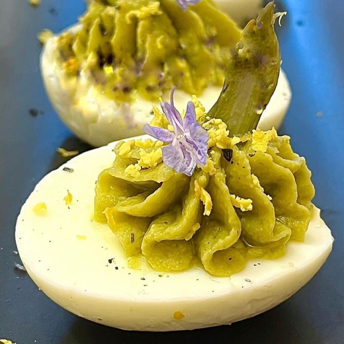 Uova alla curcuma con ripieno di asparagi ,tuorlo sale di cipro e fiori di rosmarino
