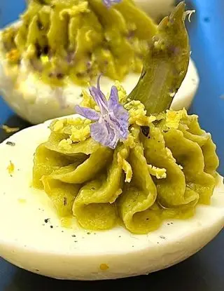 Ricetta Uova alla curcuma con ripieno di asparagi ,tuorlo sale di cipro e fiori di rosmarino di flastefyfood