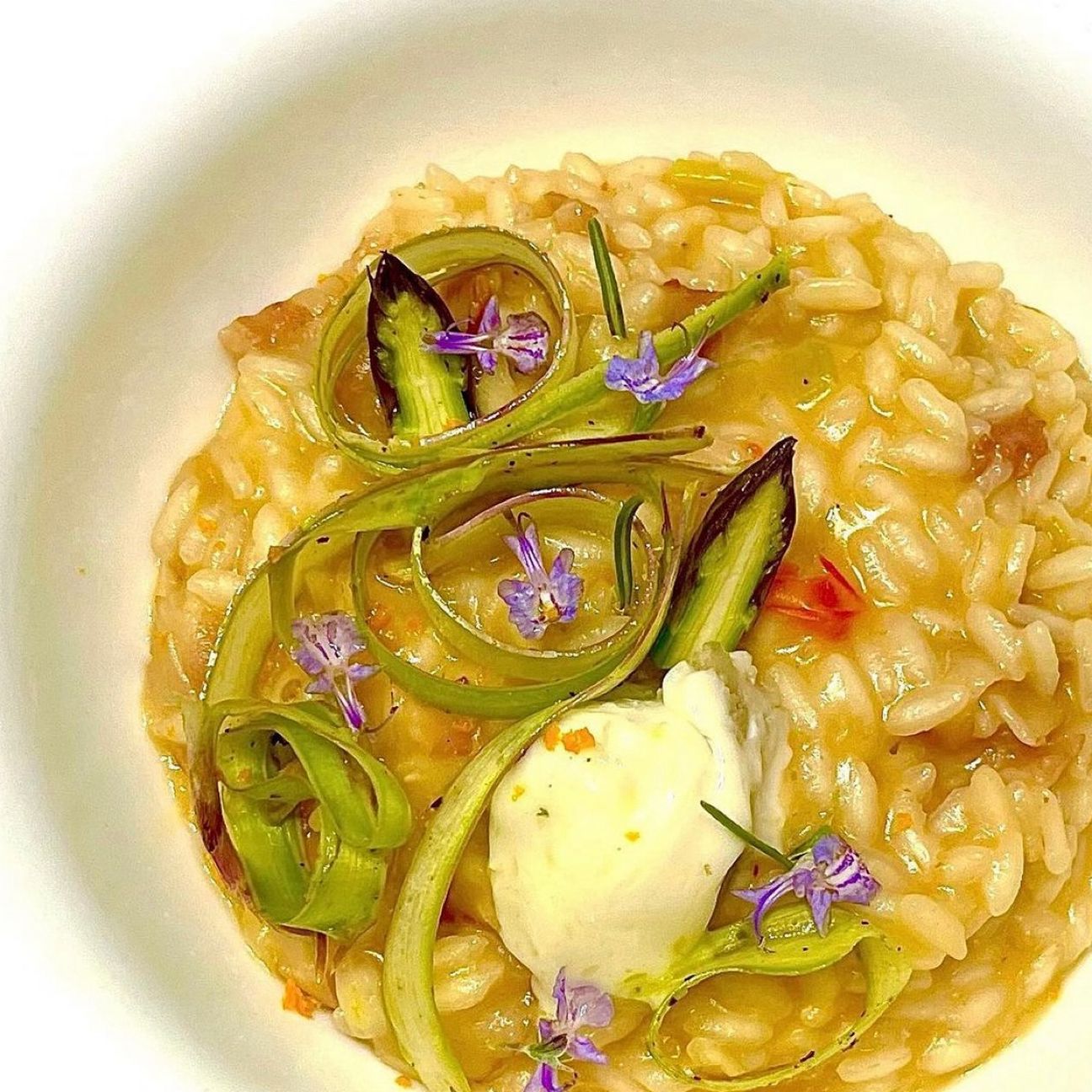 Risotto bacon con Capriziola asparago crudo scorza d’arancia