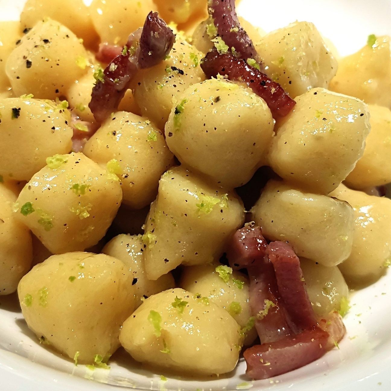 Gnocchi speck fontina e limone verde