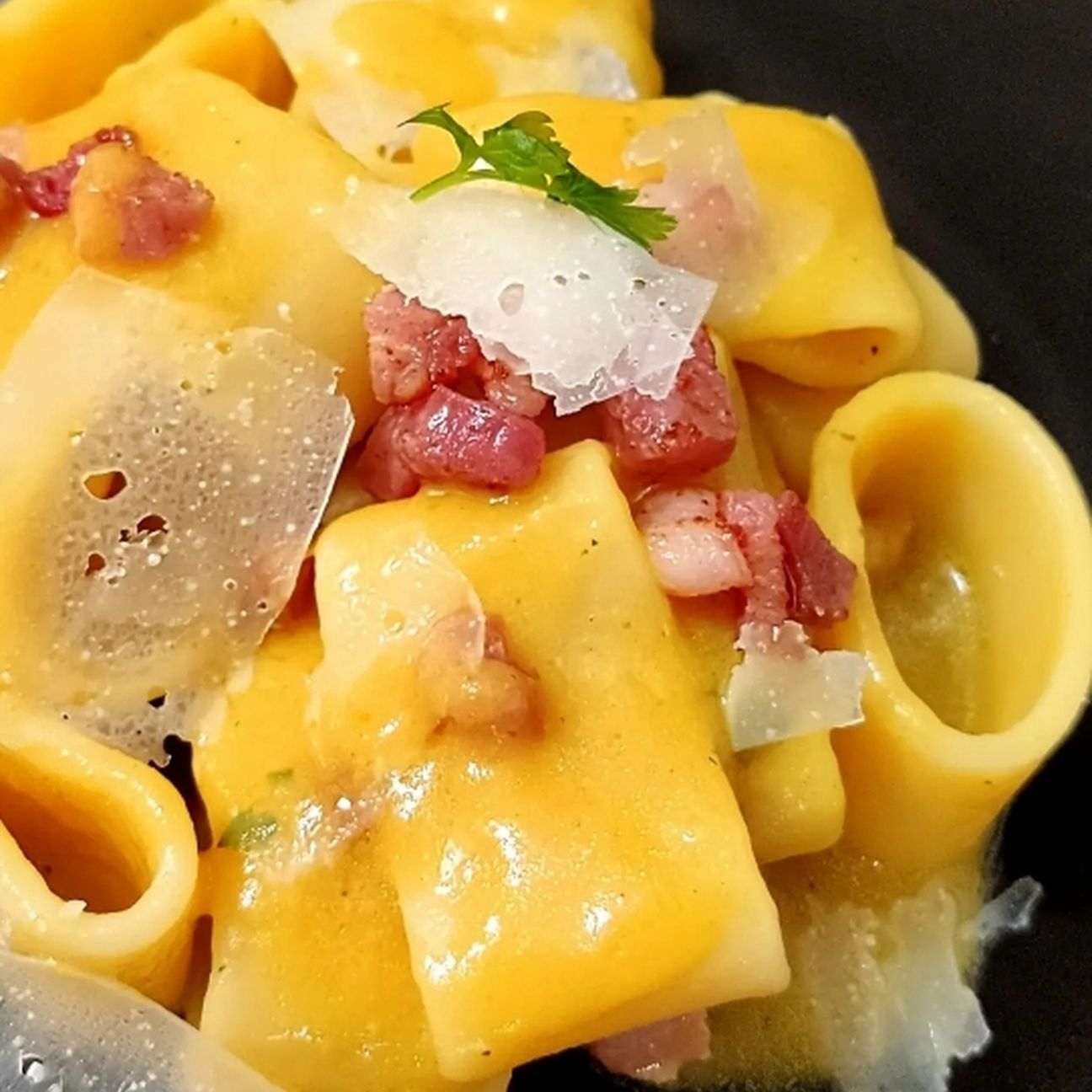 Anello con crema di peperone arrostito pancetta affumicata e pecorino