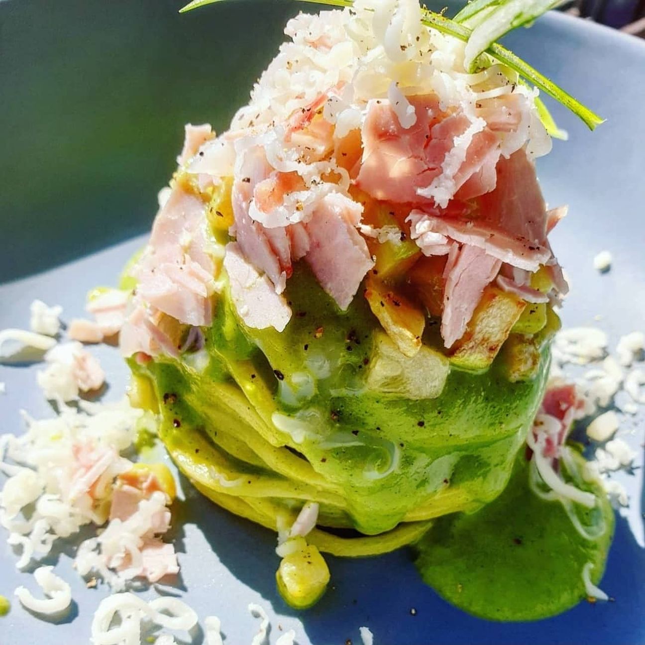Tagliolini con crema di zucchine, prosciutto cotto,asiago e pepe nero.