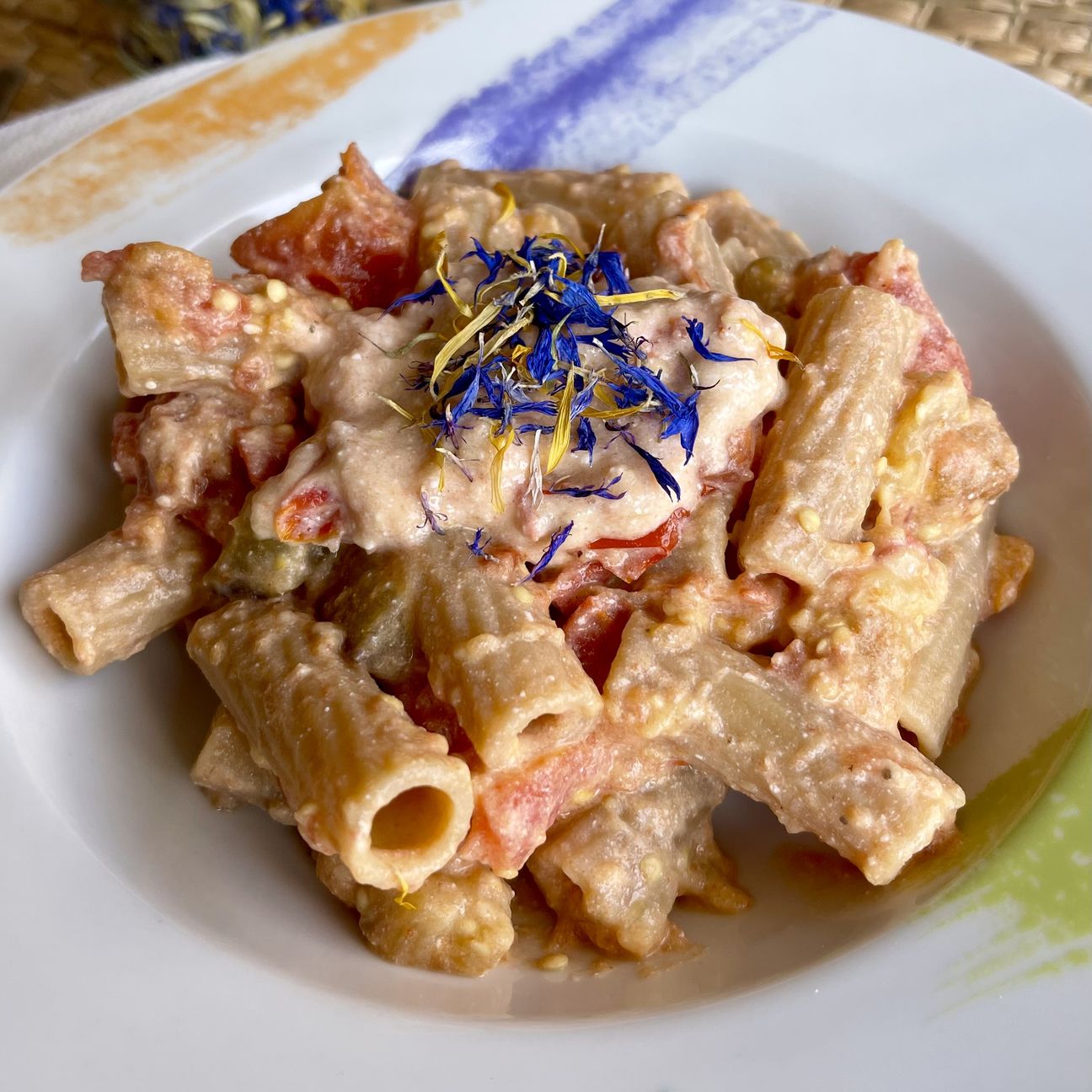 RIGATONI ALLA CREMA DI POMODORI E MELANZANE