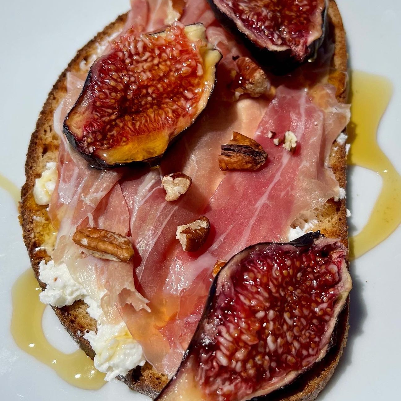 CROSTONE CRUDO FICHI RICOTTA NOCI e MIELE