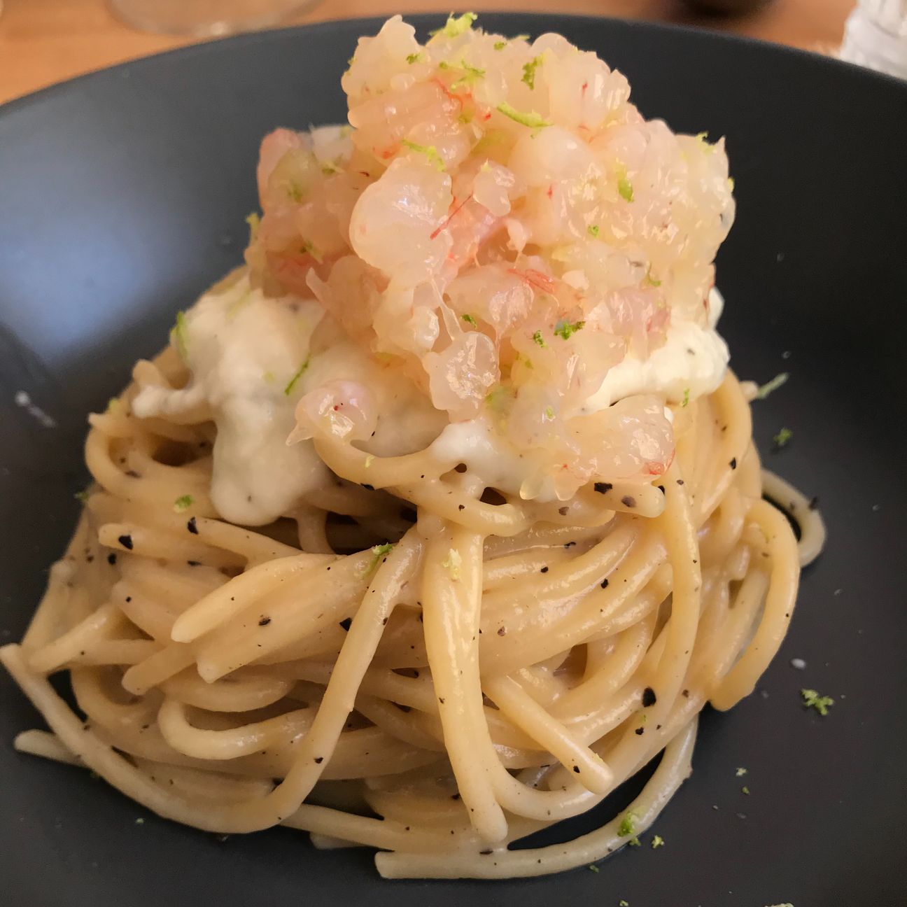 Cacio e pepe con tartar di gamberi