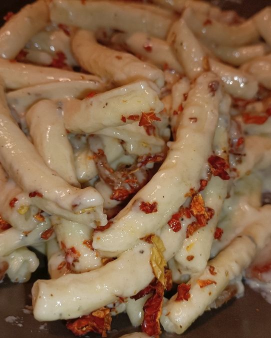 Sedanini fatti in casa senza uova, con crema al gorgonzola e peperoni cruschi