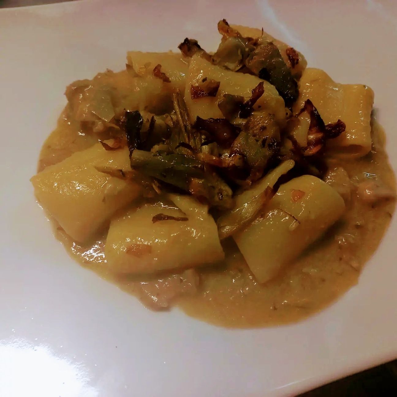 Paccheri con crema di carciofi e speck del Trentino e geme di carciofi croccanti
