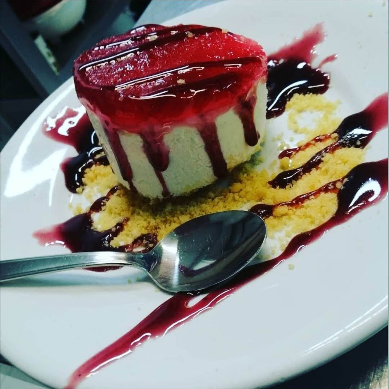 Cheesecake scomposta ai frutti di bosco