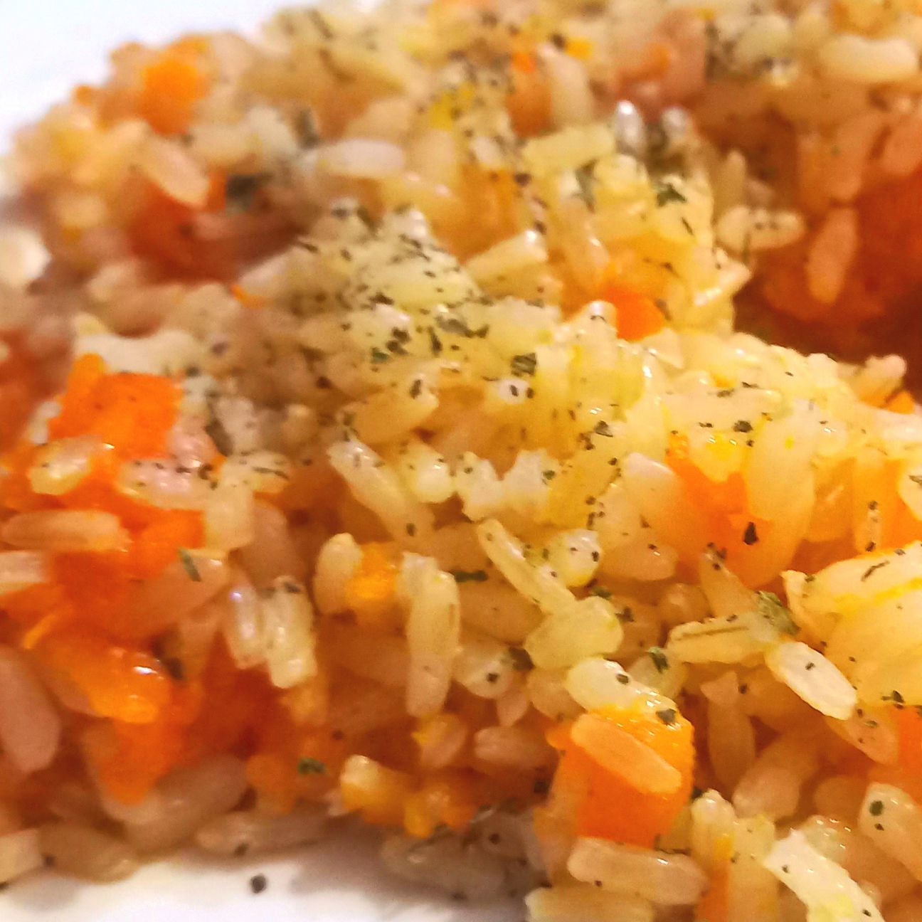 Riso integrale mantecato con zucca ed erbette aromatiche