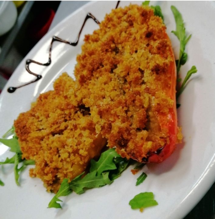 Peperoni gratinati con carne e pane profumato