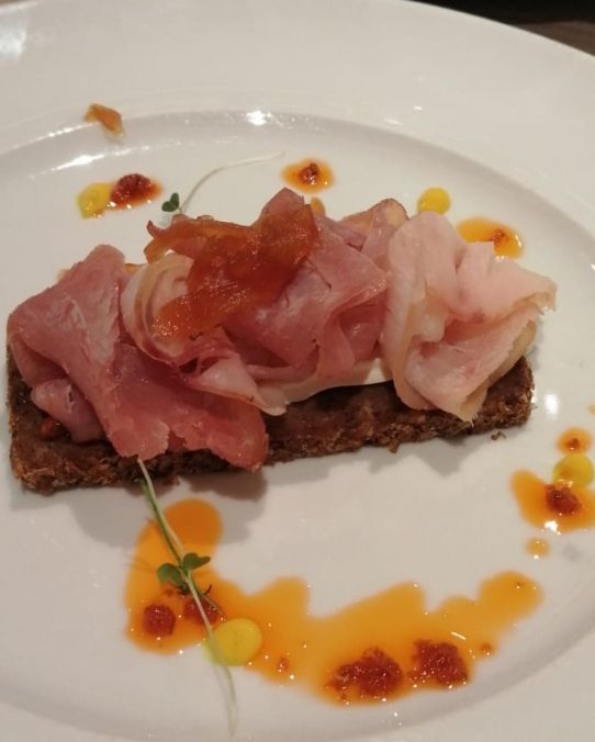 Crostone di pane ai 5 cereali con tonno spada affumicato e cipolla agrodolce