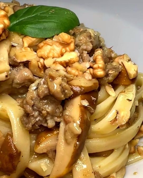Tagliatelle salsiccia porcini e gherigli di noci