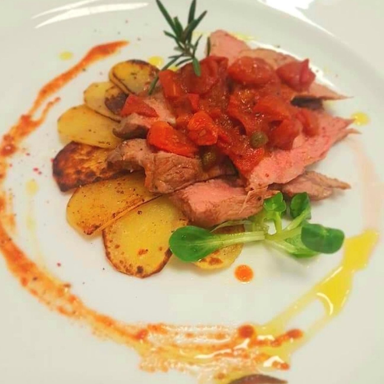 Straccetti pomodorini capperi e patate sabbiose