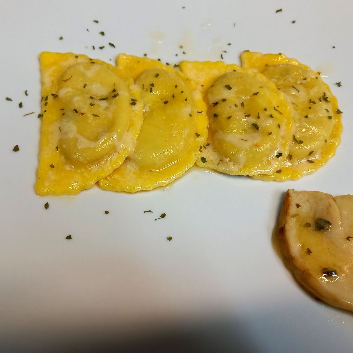 Mezze luna ripieno ai porcini burro e salvia