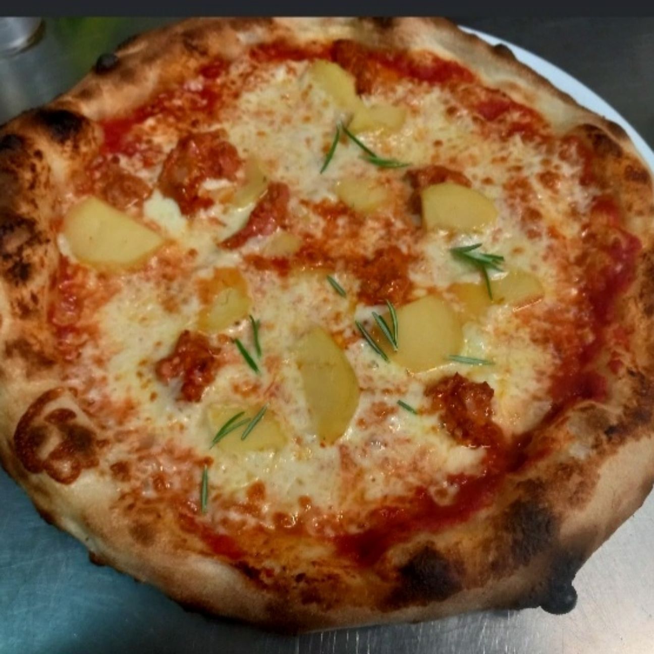 Pizza patate lesse e salsiccia fresca