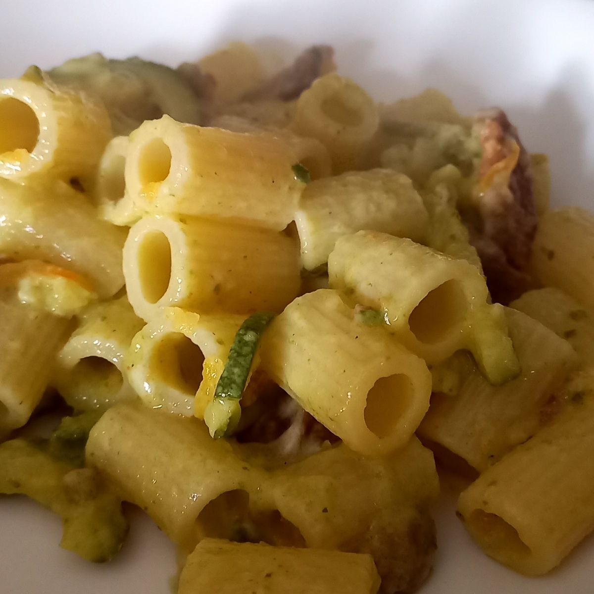 Mezze maniche salsiccia e zucchine