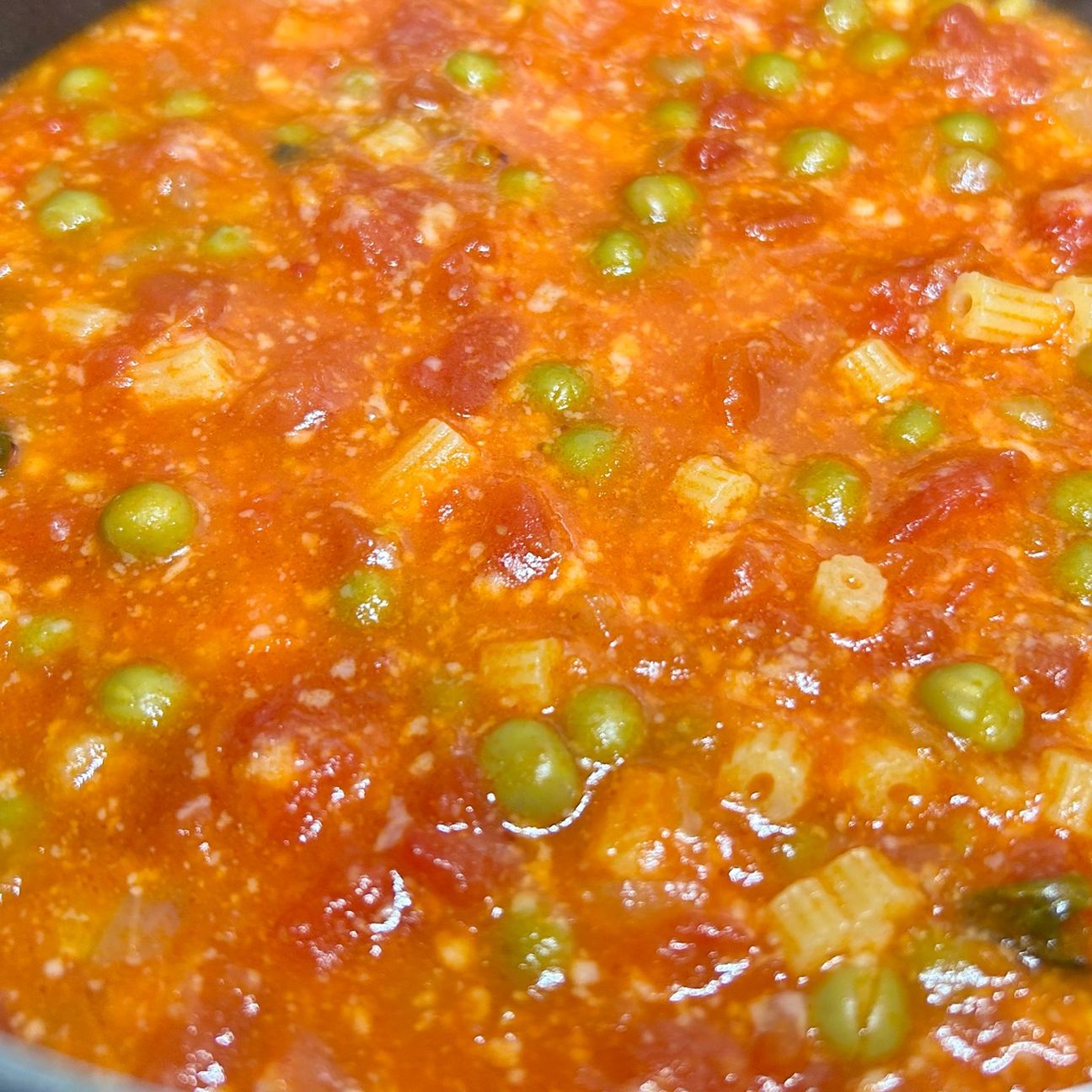 Pasta e piselli al pomodoro