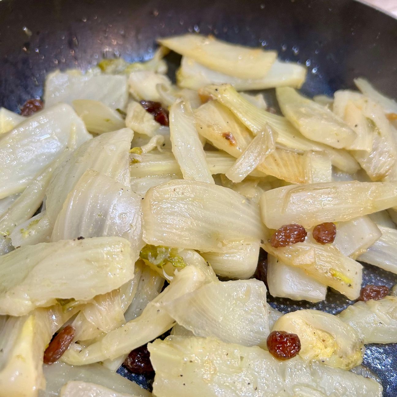 Finocchi in padella con un tocco di uvetta
