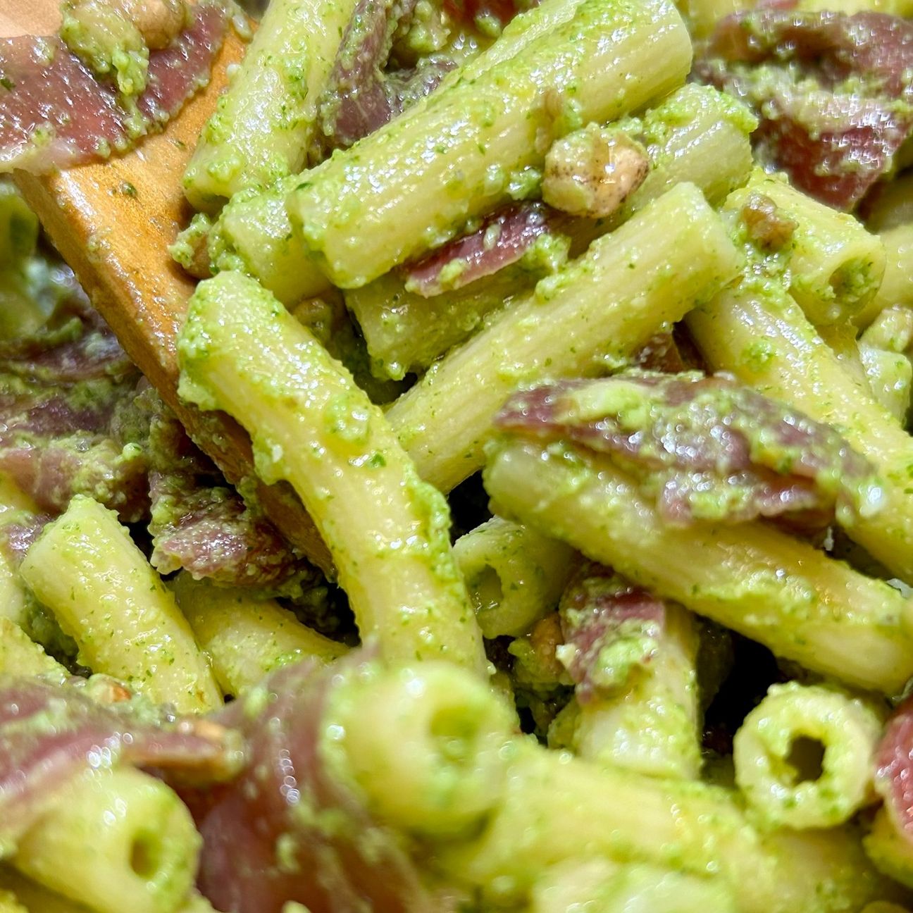 Pasta fredda con pesto di rucola e bresaola
