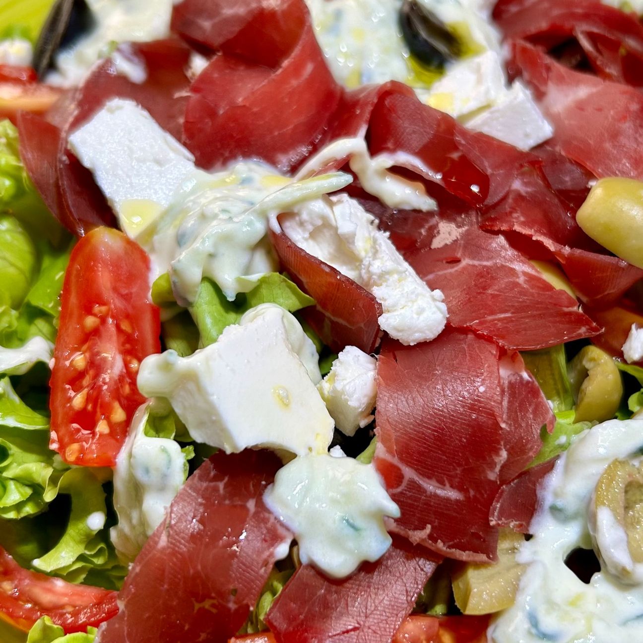 Insalata greca con feta e bresaola