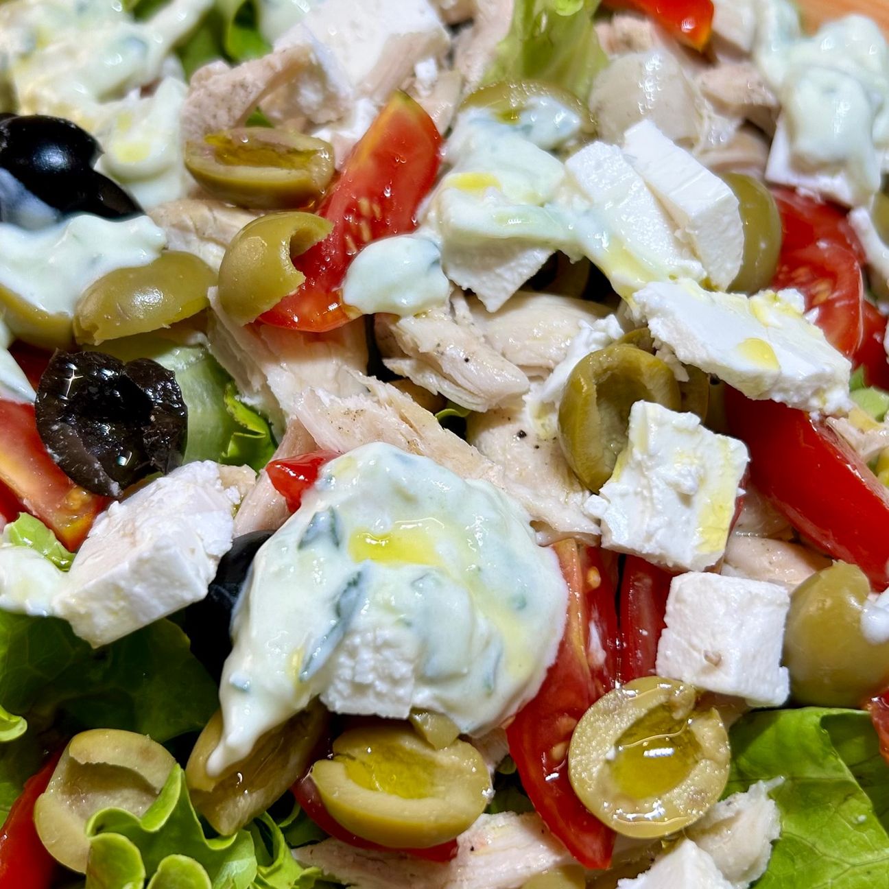 Insalata greca con feta e pollo grigliato